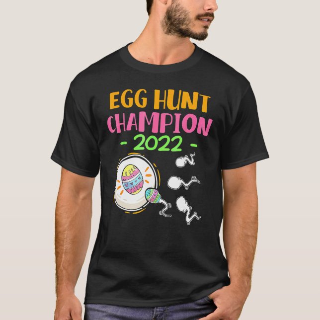 Egg Hunt Champion 2022 Easter Pregnancy Announceme T-Shirt (Front)