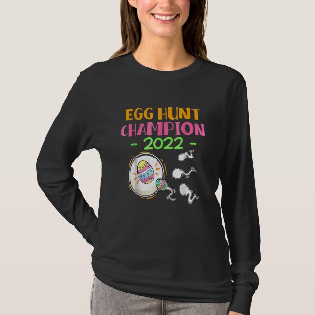 Egg Hunt Champion 2022 Easter Pregnancy Announceme T-Shirt (Front)