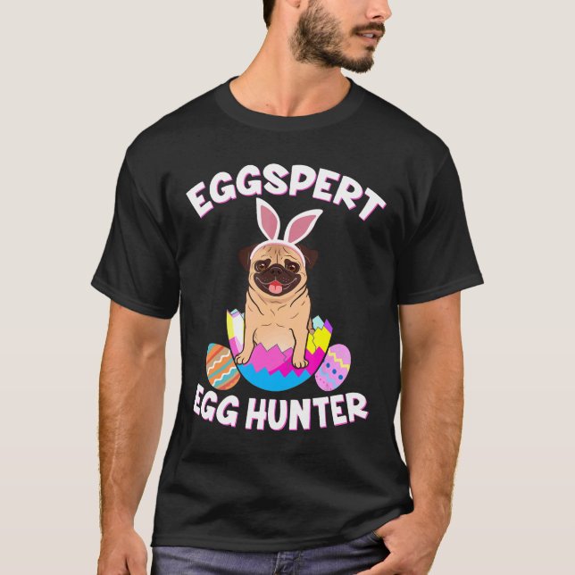 Eggspert Egg Hunter Easter Funny Pug T-Shirt (Front)