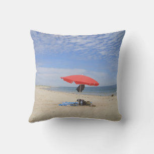 Ein Sonnenschirm und das Meer - Cushion