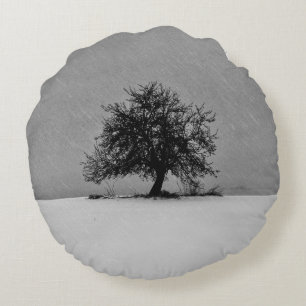 Einsamer Baum im Schnee Round Cushion