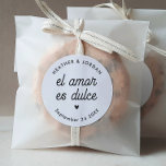 El Amor es Dulce Modern Wedding Favours Classic Round Sticker<br><div class="desc">El Amor es Dulce Modern Wedding Favours Stickers</div>