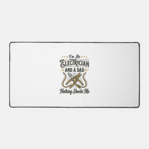 Electrician Dad Nothing Shocks Me Vintage Shirt De Desk Mat