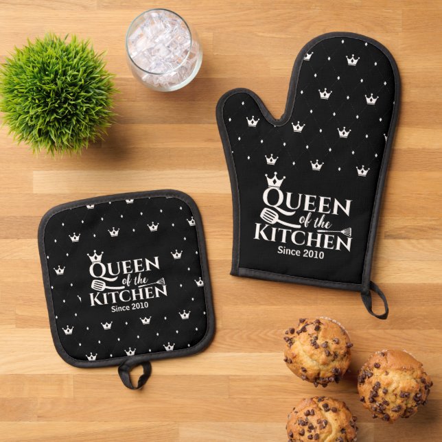elegant queen crown chic pattern queen kitchen oven mitt & pot holder set (Top Down)