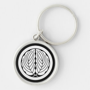 Embracing oak leaves in circle key ring