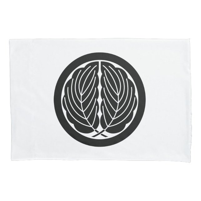 Embracing oak leaves in circle pillowcase (Front)