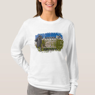 Empress Hotel and statue of Captain James Cook, T-Shirt