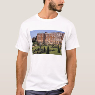 England, Surrey, Hampton Court Palace. T-Shirt