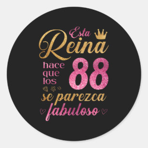 Esta Reina hace que los 88 se parezca fabuloso Classic Round Sticker