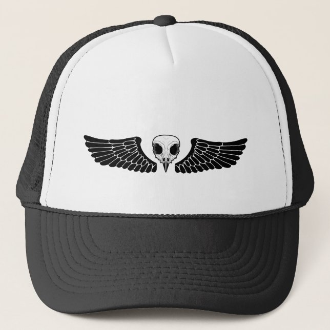 Eulenschädel mit schwarzen Flügeln Trucker Hat (Front)