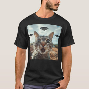 Extraterrestrial Encounter Cat Selfie with Alien U T-Shirt