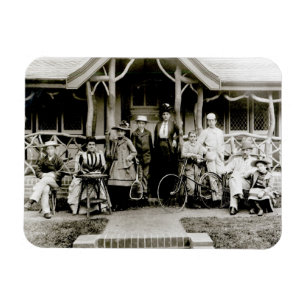 Family Group, c.1900 (b/w photo) Magnet