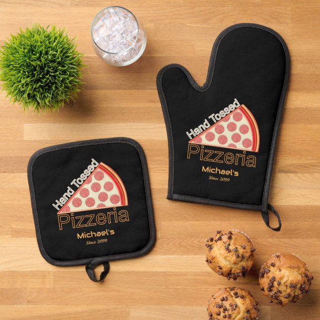 Family hand tossed pizza pizzeria oven mitt & pot holder set (Top Down)
