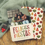 Felices Fiestas Postal de Navidad Retro con Foto Holiday Card<br><div class="desc">¡Una postal navideña con un estilo retro y divertido! Ideal para quienes desean algo original. La foto de su familia se presenta en un formato horizontal en la parte superior de la tarjeta. Justo debajo, el mensaje “Felices Fiestas” se muestra en una tipografía vintage y llamativa, con una paleta de...</div>