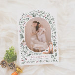 Feliz Navidad | Arco de Acuarela Botánica con Foto Holiday Card<br><div class="desc">Tarjeta de navidad con una foto ovalada rodeada de un acogedor escenario inspirado en el bosque. Un elegante marco en forma de arco, decorado con hojas verdes, bayas rojas, piñas y flores, crea un borde festivo y lleno de naturaleza alrededor de su foto. En la esquina superior izquierda se posa...</div>