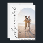 Feliz Navidad Minimalista Arco y Caligrafía Foto Holiday Card<br><div class="desc">Capture la magia de sus momentos con nuestra Tarjeta de Navidad con foto. Con una foto personalizable en el lado derecho y el elegante texto «Feliz Navidad»,  esta tarjeta añade un toque personal a tus felicitaciones navideñas. El reverso ofrece otra foto y espacio para tu mensaje navideño.</div>