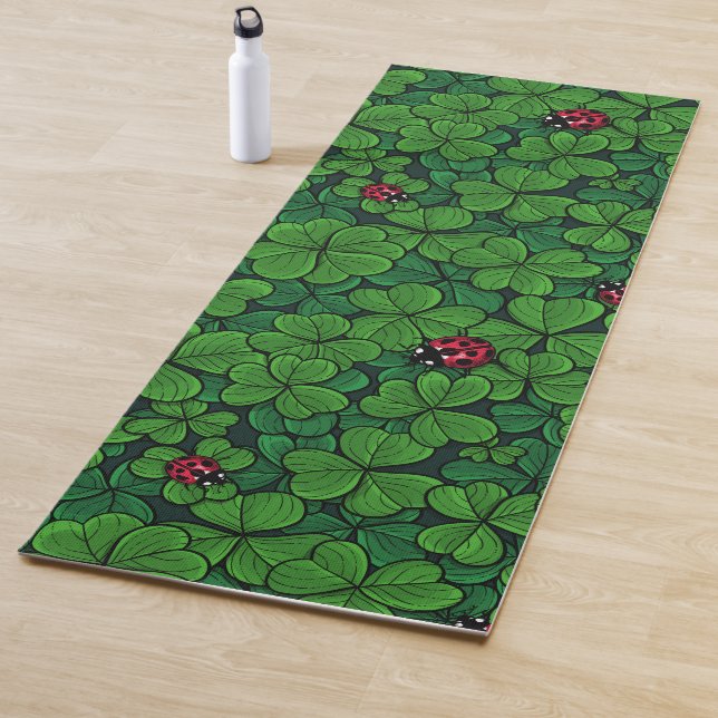 Find the lucky clover yoga mat (In Situ)