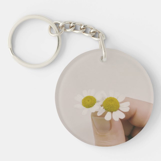 Fingertip Daisy – Aesthetic Floral Acrylic Key Ring (Front)