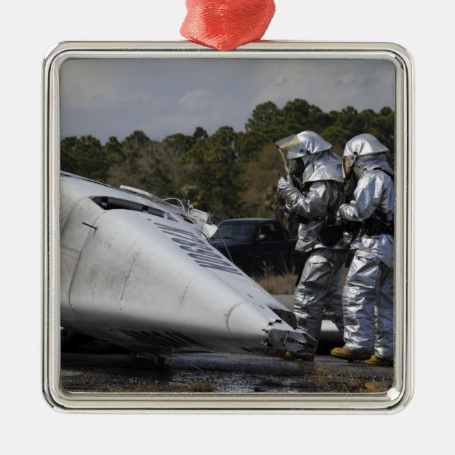 Firefighters respond to the scene metal tree decoration (Front)