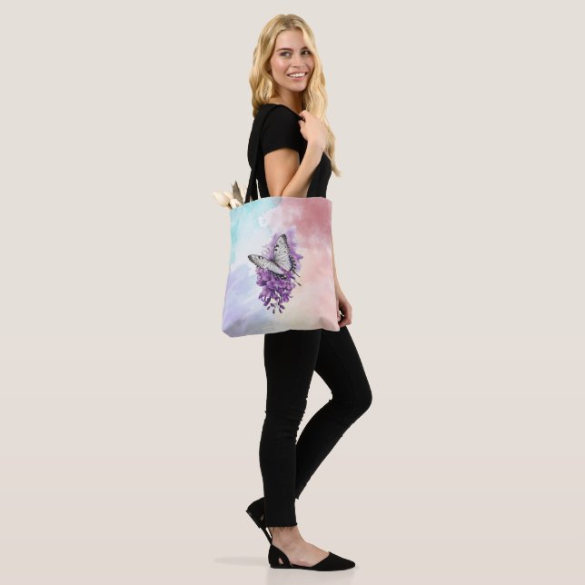 flora tote bag (On Model)