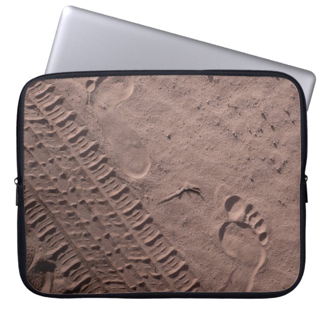 Foot prints in the sand laptop sleeve (Front)
