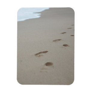 Footprints on the beach magnet