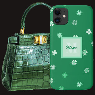 Four Leaf Clovers scattered on a dark green Case-Mate iPhone Case