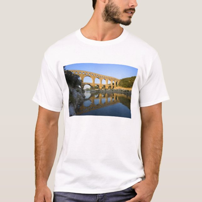 France, Avignon. The Pont du Gard Roman aqueduct T-Shirt (Front)