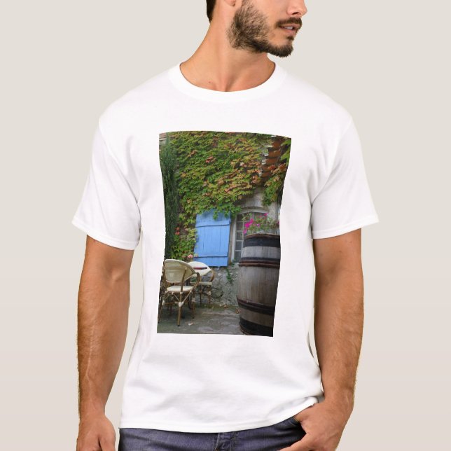 France, Les Baux de Provence, cafÃ© patio T-Shirt (Front)
