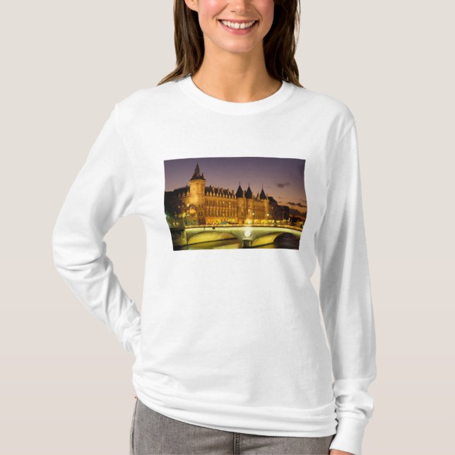 France, Paris, Conciergerie and river Seine at T-Shirt (Front)
