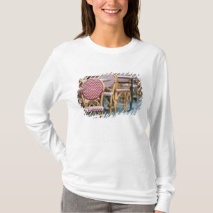 FRANCE, PARIS, Montmartre: Place du Tertre, Cafe T-Shirt