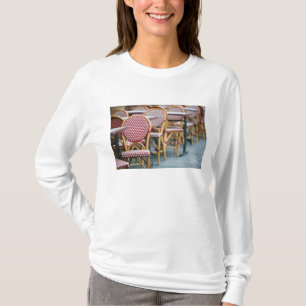 FRANCE, PARIS, Montmartre: Place du Tertre, Cafe T-Shirt