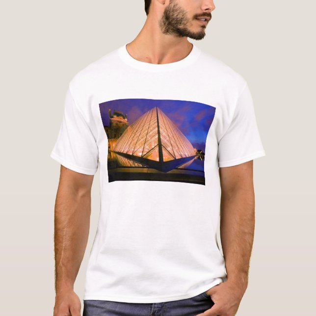 France, Paris. The Louvre museum at twilight. 2 T-Shirt (Front)