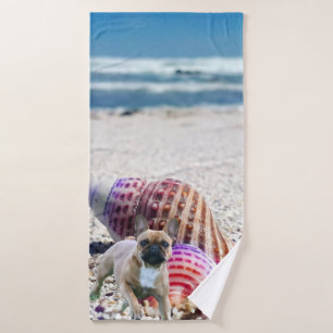 Französische Bulldogge am Strand  Bath Towel