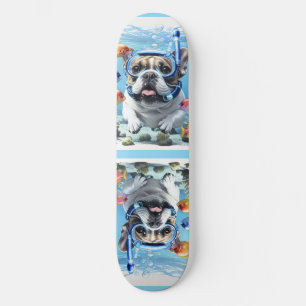 Französische Bulldogge beim Schnorcheln Skateboard