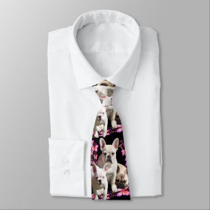 Französische Bulldogge mit drei Bulldoggen in Pink Tie