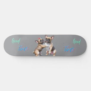 Französische Bulldoggen sehr verliebt Skateboard