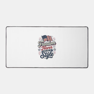Freedom Never Goes Out Of Style Patriotic Shirt De Desk Mat