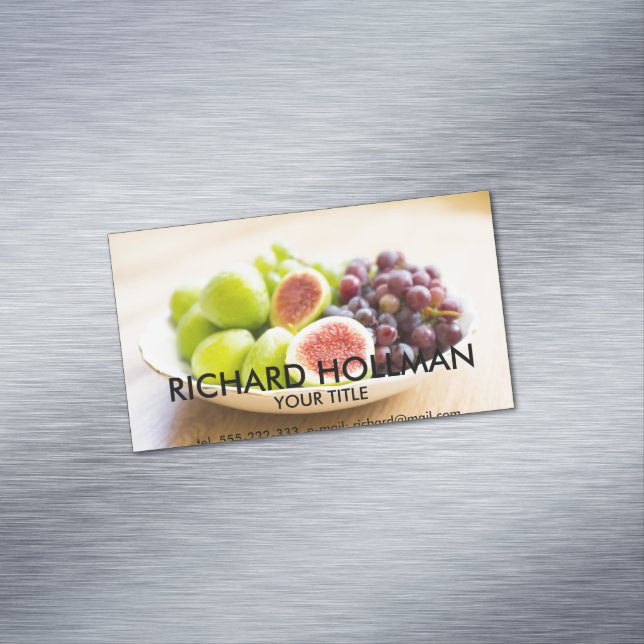 Fresh figs and grape magnetic business card (In Situ)