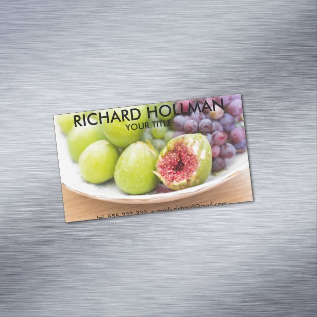 Fresh figs and grape magnetic business card (In Situ)