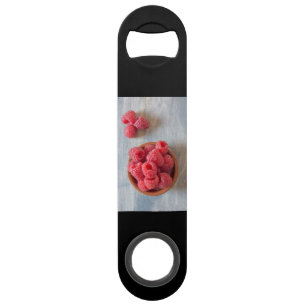 Fresh raspberries in a bowl