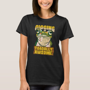 Frog gigging is toadally awesome hunting and frogg T-Shirt