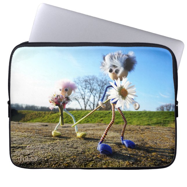 Fubby's in nature with daisies. laptop sleeve (Front)