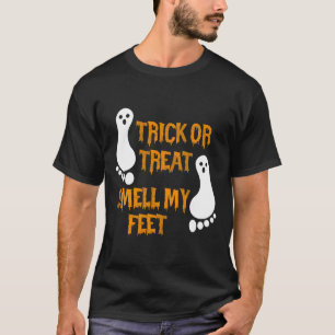 Fun Trick Or Treat Smell My Feet Halloween  T-Shirt