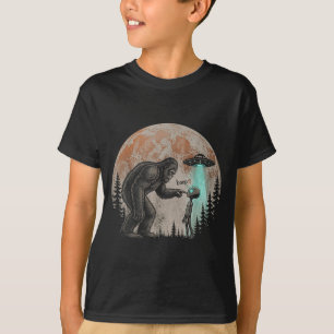 Funny bigfoot alien boop ufo sasquatch retro moon T-Shirt