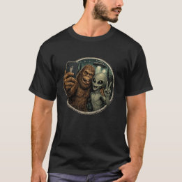 Funny Bigfoot & Alien Selfie Retro UFO T-Shirt