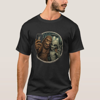 Funny Bigfoot & Alien Selfie Retro UFO T-Shirt