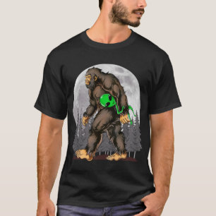 Funny Bigfoot Holding Alien UFO Sasquatch Yeti T-Shirt