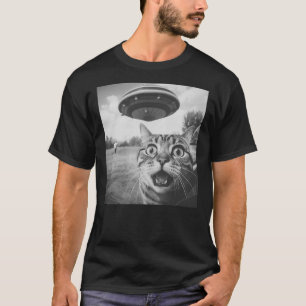 Funny Cat Selfie with UFO, Scared Cat Spaceship UF T-Shirt