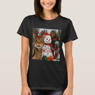 Funny Christmas Cat Selfie With Bigfoot Alien &amp T-Shirt